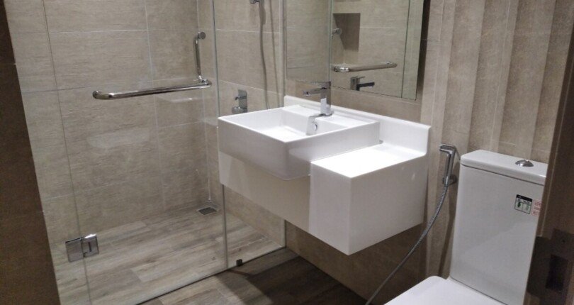 toilet trong can ho ban 1 810x430 - Bán gấp căn hộ Midtown m6 căn góc, lầu cao view sông giá 10,5 tỷ