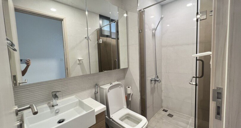 tollet can ho ban 810x430 - Cần bán gấp căn hộ chung cư Hưng Phúc Premier, 69m2, 02pn, giá 4.2 tỷ, nội thất đầy đủ.