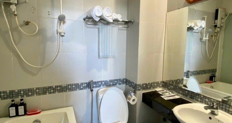 trang thiet bi toilet hien dai 810x430 - Mua bán khách sạn Paradise Phú Mỹ Hưng Quận 7 T9/2023 giá rẻ - khách sạn Kiến Vàng cũ