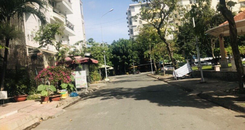 vi tri nha dat ban toa lac tren duong noi khu kdc him lam lo gioi 12m 810x430 - Mua bán nhà đất Khu biệt thự Him Lam Kênh Tẻ Quận 7 T9/2023 giá rẻ