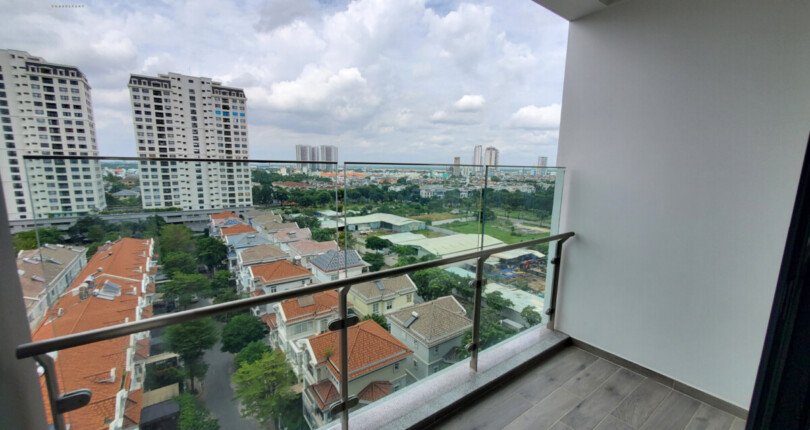 view ban cong can ho ban 810x430 - Chuyển nhượng gấp căn hộ The Antonia 89m2 2 phòng ngủ, có ô xe, lầu cao view biệt thự