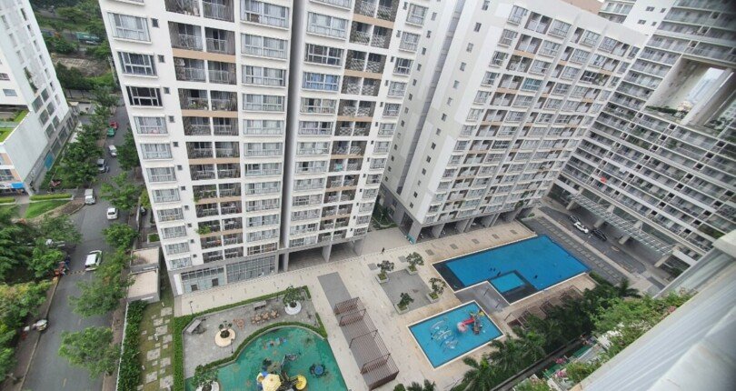 view ban cong phong khach 810x430 - Bán gấp căn hộ Scenic valley 1 block E căn 02 lầu cao giá 5,9 tỷ