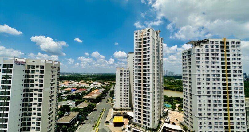 view nhin tu ban cong can ho can cho thue 810x430 - Cho thuê căn hộ 2pn Chung cư The Antonia Nguyễn Lương Bằng Phú Mỹ Hưng T9/2023 giá rẻ