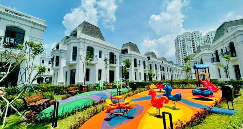 z4280337164686 77728f4553aee67a9c1bd2c7451b4f0a 810x430 - Rẻ nhất thị trường, biệt thự Amelie PMH, nhà thô khu Compound, phong cách Châu Âu, giá chỉ 11 tỷ