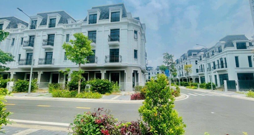 z4280337733040 976ee751b41bdd9441565c37d29c9886 810x430 - Rẻ nhất thị trường, biệt thự Amelie PMH, nhà thô khu Compound, phong cách Châu Âu, giá chỉ 11 tỷ