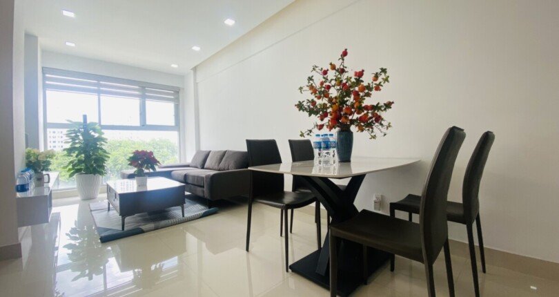 Phong khach can ho ban 810x430 - Cần bán nhanh căn hộ chung cư Scenic Valley 2, 77m2, tầng trung, giá 4.3 tỷ, nội thất đẹp.