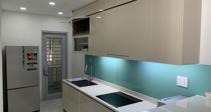 bep can ho ban 2 810x430 - Bán căn 101m2, tầng cao, 03pn, chung cư Scenic Valley 1, giá 5.8 tỷ, nội thất đầy đủ, view trực diện hồ bơi.