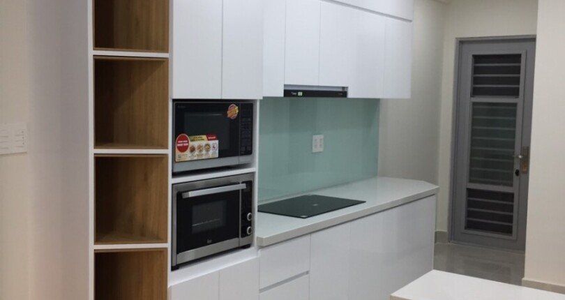 bep can ho ban 7 810x430 - Bán căn hộ , 03pn chung cư Scenic Valley 1, view hồ bơi, giá 5.850 tỷ, nội thất đầy đủ, xem nhà dễ.