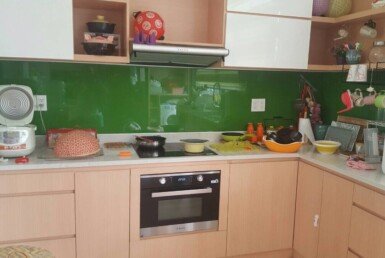 can-canh-bep-trong-nha-dat-ban