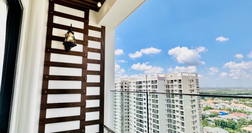 hinh anh ban cong view can ho ban 810x430 - Giá mua bán căn hộ 2 phòng ngủ The Antonia Phú Mỹ Hưng T10/2023 lỗ 250 triệu