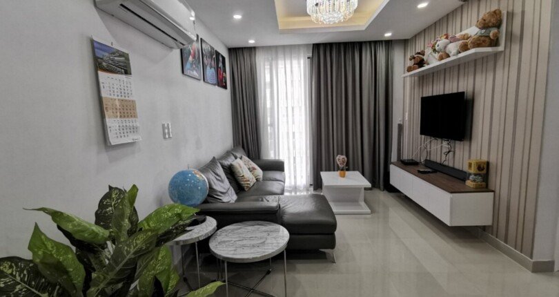 hinh anh phong khach can ho ban 3 810x430 - Bán căn hộ chung cư Scenic Valley 1, 77m2, căn góc, lầu cao , giá 3.950 tỷ, nội thất đầy đủ.