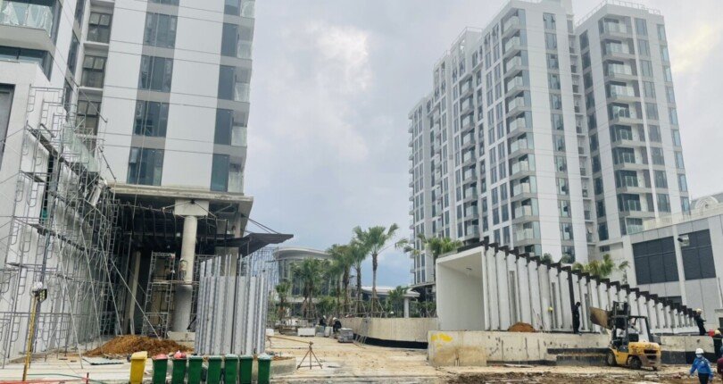 hinh anh thuc te tien do thi cong cardinal court t10 2023 810x430 - Bán gấp căn hộ Cardinal Court block B lầu 12 căn góc view Đông Nam mát mẻ