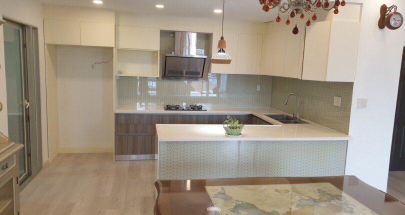 khong gian bep rong rai sang trong 810x430 - Mua bán căn hộ chung cư Garden Plaza 1 diện tích 151m2 nội thất cao cấp giá 9,5 tỷ