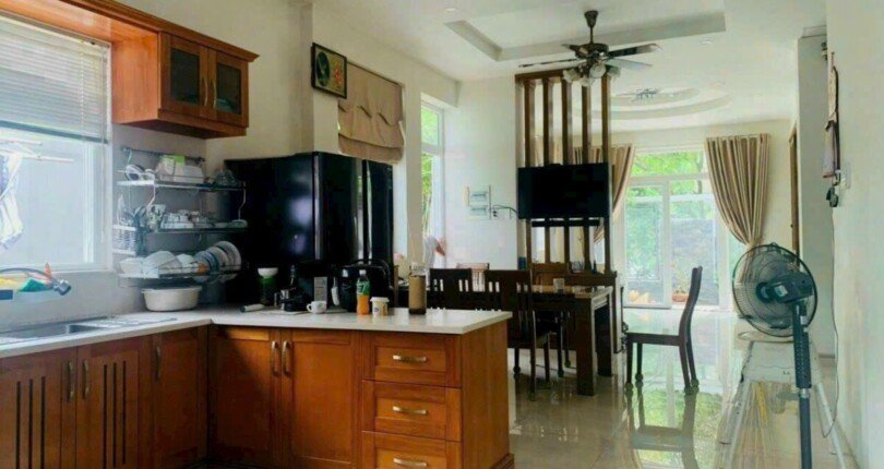khong gian bep rong rai trong nha dat can ban 810x430 - Mua bán nhà đất Khu dân cư Sadeco Phước Kiển Nhà Bè T11/2023 giá rẻ