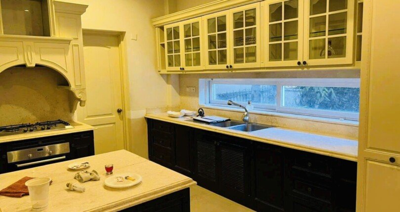 khong gian bep trong nha dat ban 810x430 - Mua bán nhà đất Khu biệt thự Phú Gia Quận 7 T10/2023 giá rẻ