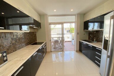 khong-gian-bep-trong-penthouse-my-vien-chao-ban