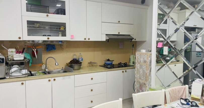 khong gian bep va phong an trong can ho ban 810x430 - Bán gấp căn hộ Star Hill block N 94m2 giá 4,7 tỷ rẻ nhất thị trường