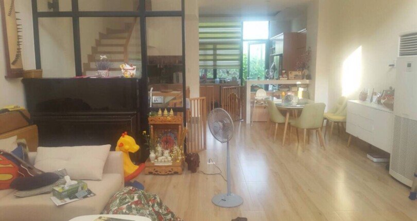 khong gian phong khach tang tret 810x430 - Mua bán nhà đất Khu dân cư Galleria Nhà Bè T11/2023 giá rẻ