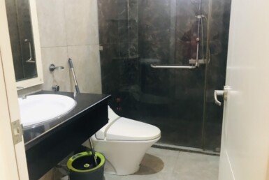 nha-dat-ban-co-5-toilet-day-du-thiet-bi-nhu-hinh