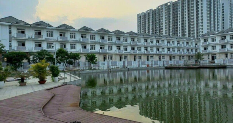 nha dat ban lien ke ho sinh thai noi khu 810x430 - Mua bán nhà đất Khu dân cư The Peak Garden t10/2023 giá rẻ