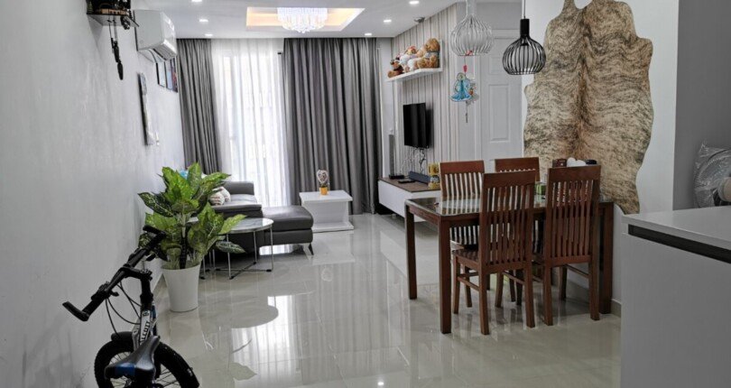 phong khach can ho ban 6 810x430 - Bán căn hộ chung cư Scenic Valley 1, 77m2, căn góc, lầu cao , giá 3.950 tỷ, nội thất đầy đủ.
