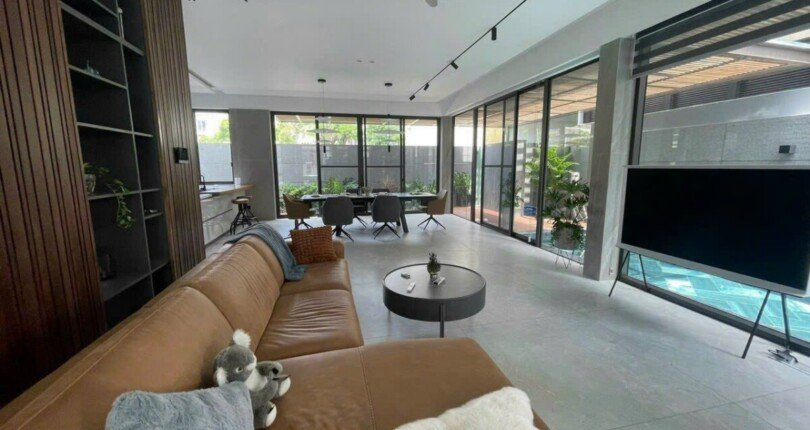 phong khach tang tret nha dat ban 810x430 - Mua bán nhà đất khu phố Nam Thông Q7 T10/2023 có hồ bơi riêng