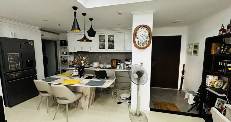 phong khach va bep 810x430 - Mua bán căn hộ D16.04 Chung cư Hưng Phúc đường Nguyễn Lương Bằng view biệt thự có ô xe giá 4,5 tỷ