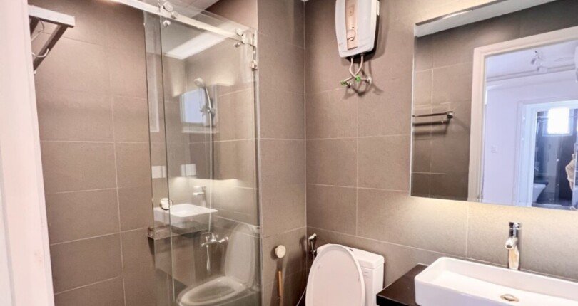 tollet can ho can ban 1 810x430 - Bán căn hộ chung cư Scenic Valley 1 , tầng cao, căn góc, giá 4.4 tỷ, nội thất đầy đủ, nhà đang trống.