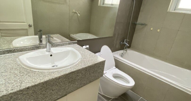 tollet can ho cho thue 1 810x430 - Cho thuê căn hộ tầng cao, chung cư Riverpark Residences, 03pn, giá 2.000usd/tháng, căn góc.