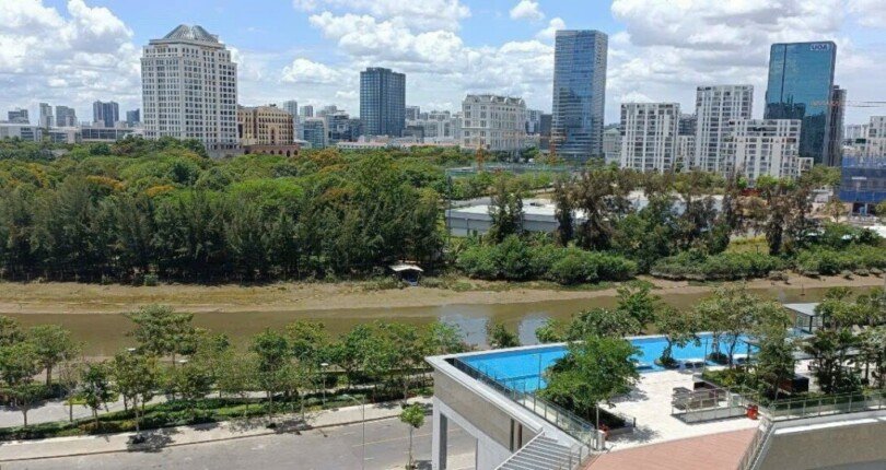 view ban cong phong khach truc dien ho boi va cong vien sakura park 810x430 - Mua bán căn hộ chung cư khu phố The Peak Midtown Quận 7 T10/2023