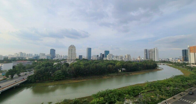 ban cong can ho truc dien song va cong vien hoa anh dao 810x430 - Mua bán căn hộ Khu dân cư Midtown Phú Mỹ Hưng T11/2023 giá rẻ