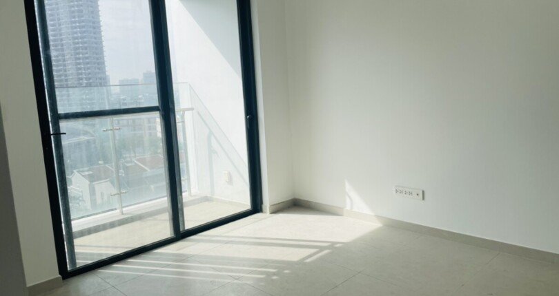 ban cong phong khach can ho ban 810x430 - Giá mua bán căn hộ Chung cư Hưng Phúc Premier T11/2023