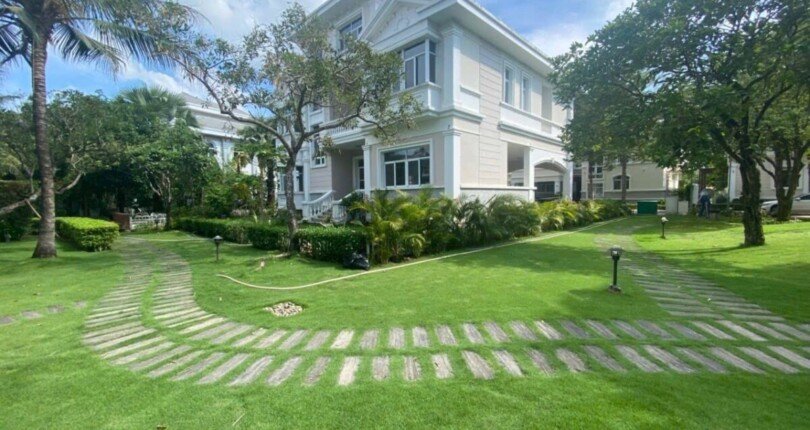 biet thu villa ban co san vuon rong rai 810x430 - Chateau Villa giá bán mới nhất t11/2023