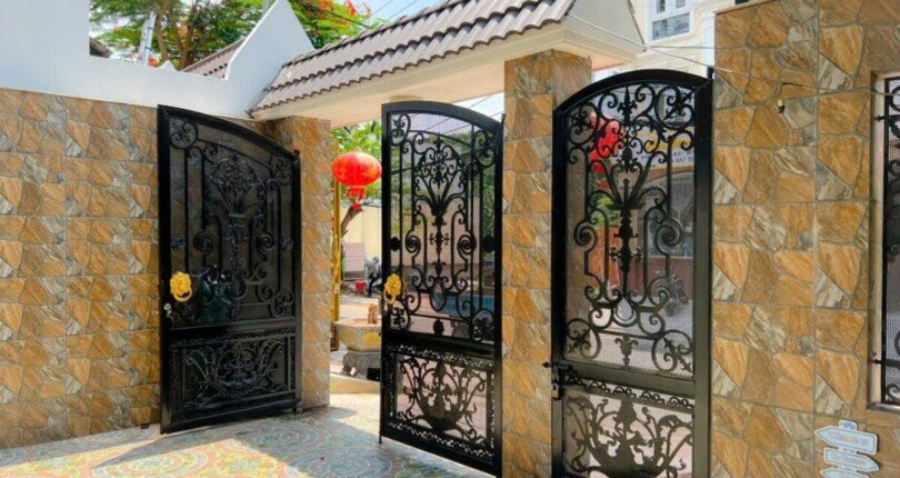 can canh cong ra vao nha dat ban 810x430 - Mua bán nhà đất mặt đường Trần Thị Liền Khu dân cư Làng Đại Học Khu B Nhà Bè T11/2023 giá rẻ