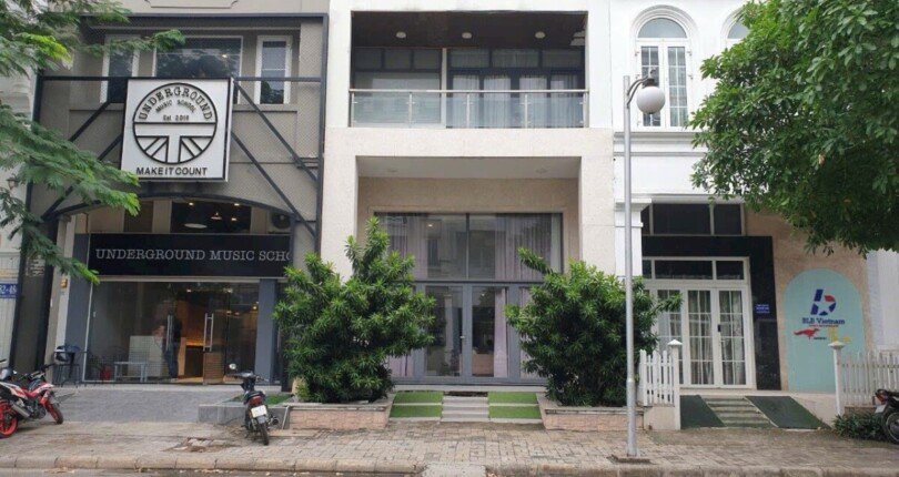 can canh mat truoc toa nha van phong cho thue 810x430 - Cho thuê văn phòng Phú Mỹ Hưng đường lớn Khu Hưng Gia t11/2023 giá rẻ