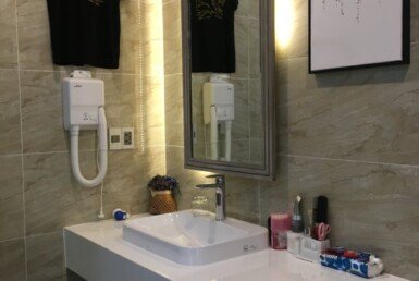 can-canh-toilet-day-du-thiet-bi-cao-cap