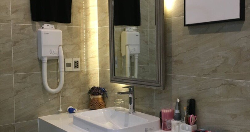 can canh toilet day du thiet bi cao cap 810x430 - Cho thuê nhà nguyên căn Khu biệt thự Nine South Nhà Bè T11/2023 giá rẻ