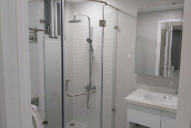 can-canh-toilet-day-du-trang-thiet-bi