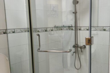 can-canh-toilet-day-du-trang-thiet-bi
