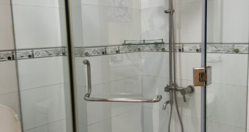 can canh toilet day du trang thiet bi 810x430 - Mua bán căn hộ 2 phòng ngủ Saigon South Residences Nguyễn Hữu Thọ Nhà Bè T11/2023