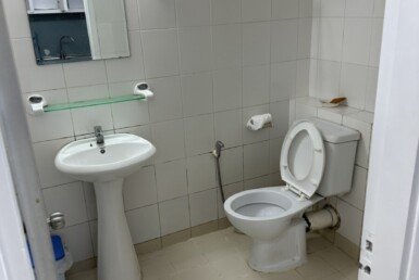 can-canh-toilet-trong-can-ho