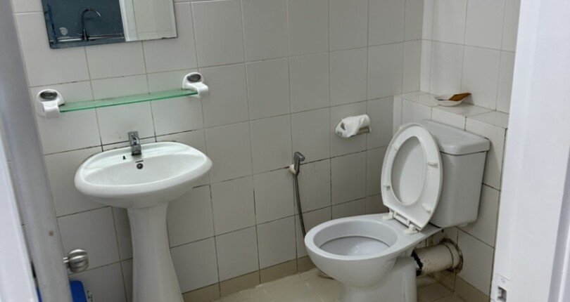 can canh toilet trong can ho 810x430 - Mua bán căn hộ Chung cư Hưng Vượng 1 Quận 7 T11/2023 giá rẻ