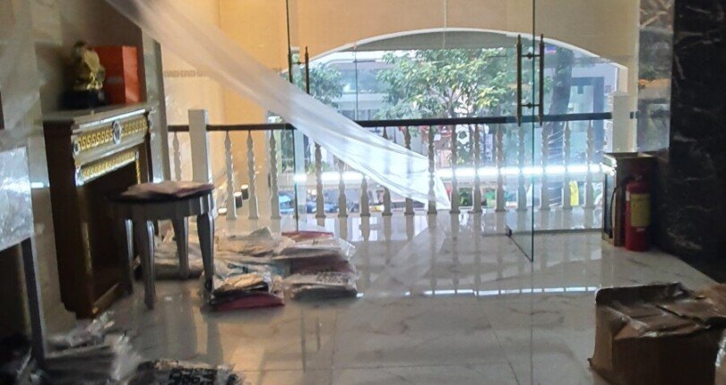 can canh van phong dang sua chua 810x430 - Cho thuê văn phòng nội khu Hưng Gia 4 Phú Mỹ Hưng Quận 7 T11/2023 giá rẻ