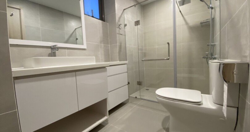 can ho co 2 toilet day du trang thiet bi nhu hinh 1 810x430 - Bán gấp căn hộ Saigon South căn góc view sông tầng cao có ô xe nội thất cao cấp có sổ hồng giá 5,1 tỷ