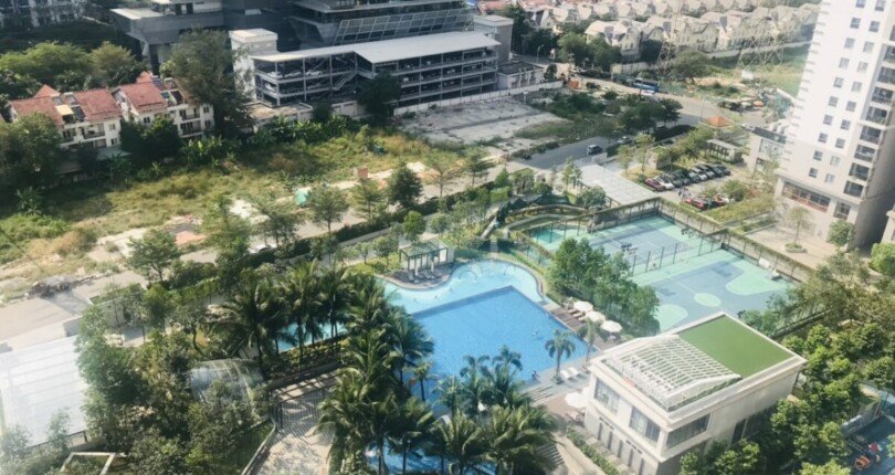 can ho co ban cong phong khach truc dien ho boi noi khu 810x430 - Bán gấp căn hộ Saigon South 3 phòng ngủ, căn góc view sông, lầu cao, giá 4,4 tỷ