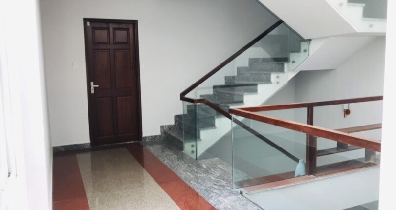 cau thang bo trong nha biet thu ban 810x430 - Bán gấp biệt thự song lập Khu dân cư Trần Thái xã Phước Kiển, Nhà Bè T12/2023 giá rẻ