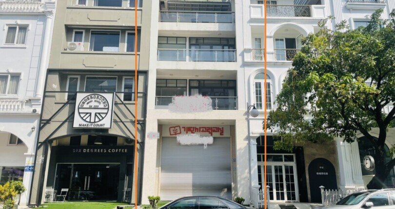 hinh anh cho thue van phong phu my hung quan 7 t11 2023 1 810x430 - Cho thuê nhà nguyên văn làm văn phòng đường Phạm Thái Bường Phú Mỹ Hưng T11/2023