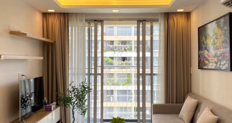 hinh anh phong khach can ho ban thoang 810x430 - Bán căn hộ chung cư Scenic Valley 1, 02pn,view hồ bơi, giá 4 tỷ, nội thất đầy đủ, nhà có hợp đồng thuê.