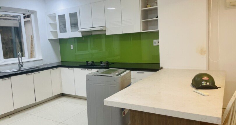 khong gian bep rong rai trong nha cho thue 810x430 - Cho thuê nhà nguyên căn Phú Mỹ Hưng đường Phạm Thái Bường Quận 7 giá rẻ