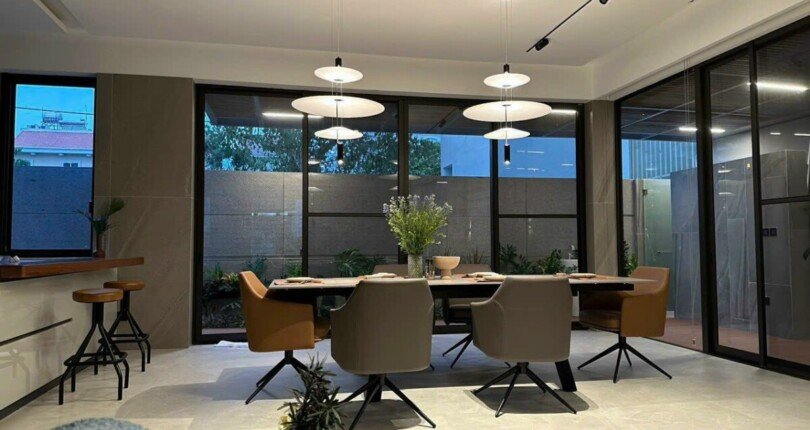 khong gian phong an rong rai 2 810x430 - Mua bán nhà đất Khu biệt thự Nam Thông Quận 7 có hồ bơi riêng